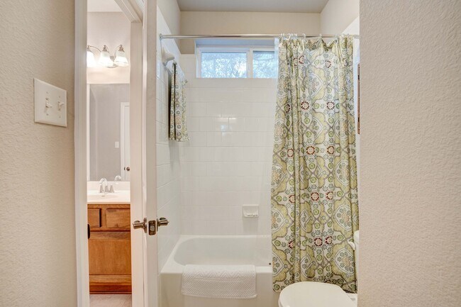 Building Photo - Beautiful 4 Bedroom, 3.5 Bathroom Home with Garage & Private Backyard