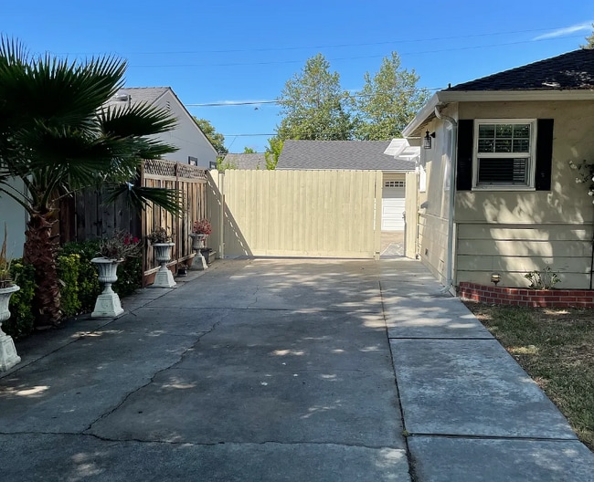 Building Photo - 2067 Jonathan Ave