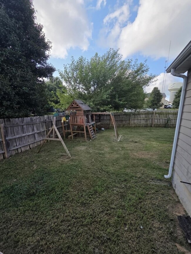 Building Photo - Large family corner lot home for rent!