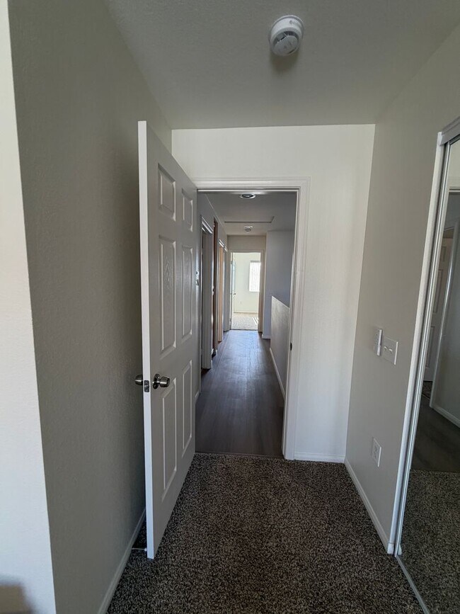 Building Photo - 547 Hart Dr