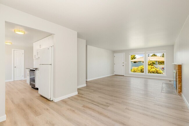 Building Photo - Crown Hill 3 Bedroom Daylight Basement Home