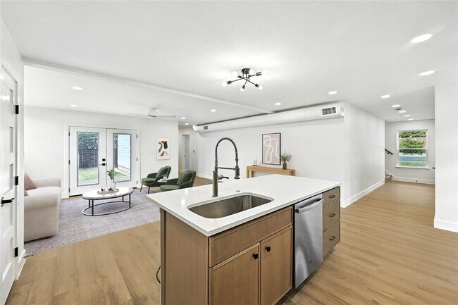 Building Photo - 815 Buckingham Pl