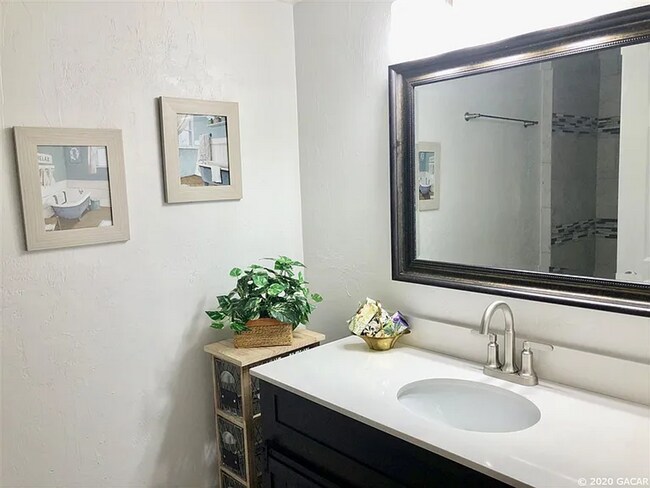 Building Photo - Modern Comfort Meets Classic Charm – Spacious Alachua Rental