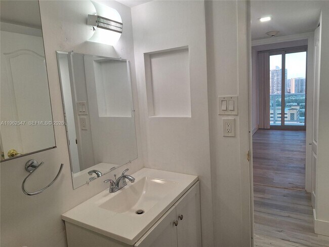 Building Photo - 100 Bayview Dr