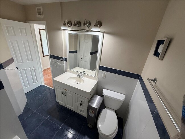 Building Photo - 10865 Gibson Dr