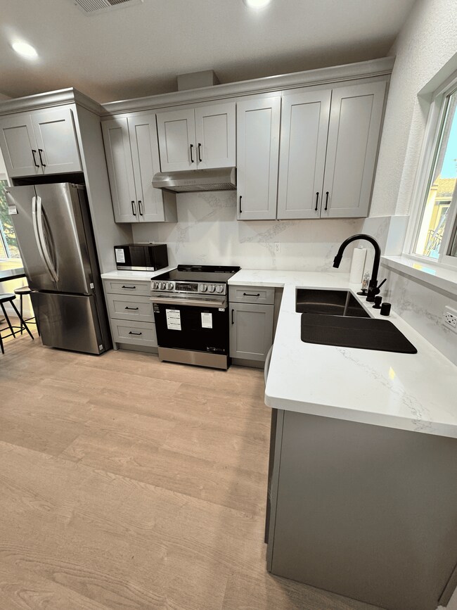 Building Photo - 1053 Brommer St