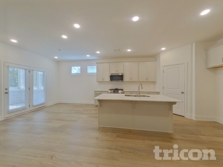 Building Photo - 45 Mayhaw Pt