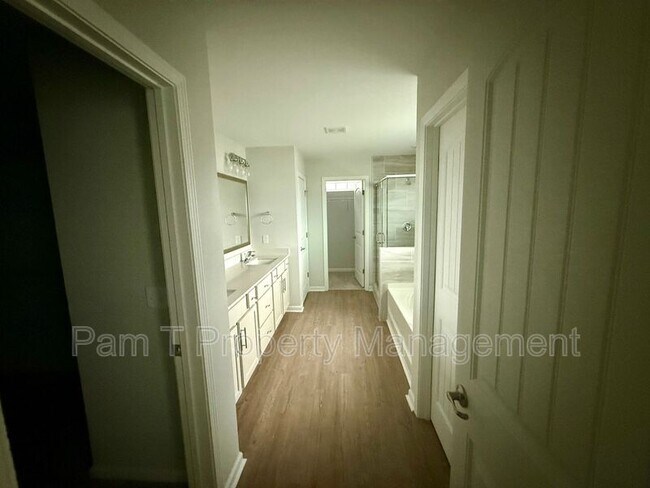 Building Photo - 400 Airways Ave