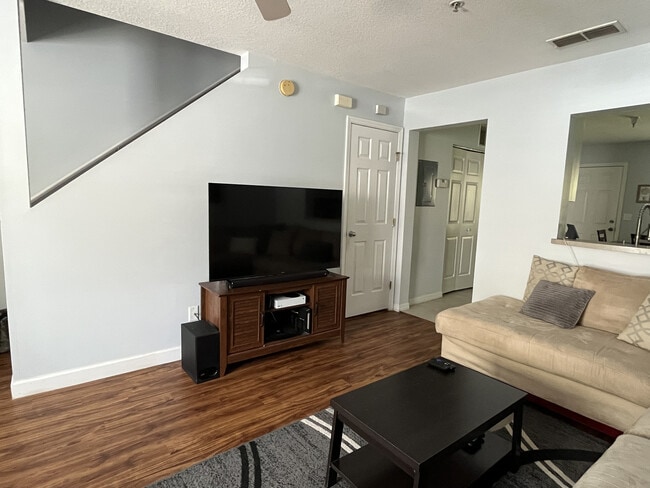 Building Photo - 2636 SW 35th Pl