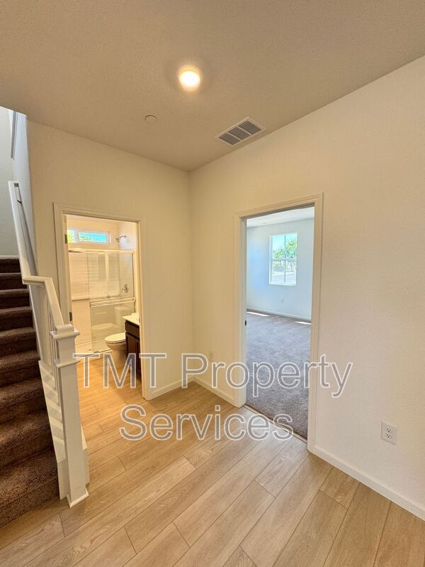 Building Photo - 1372 Redford Wy