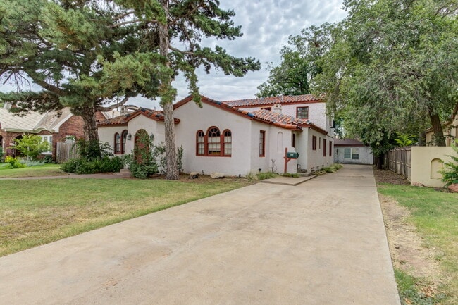 Building Photo - Charming Tuscany Villa block away from TTU