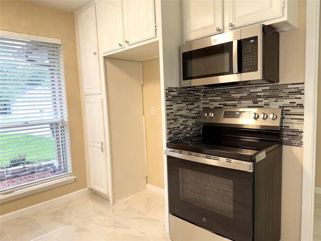 Building Photo - 10202 Hollow Canyon Dr
