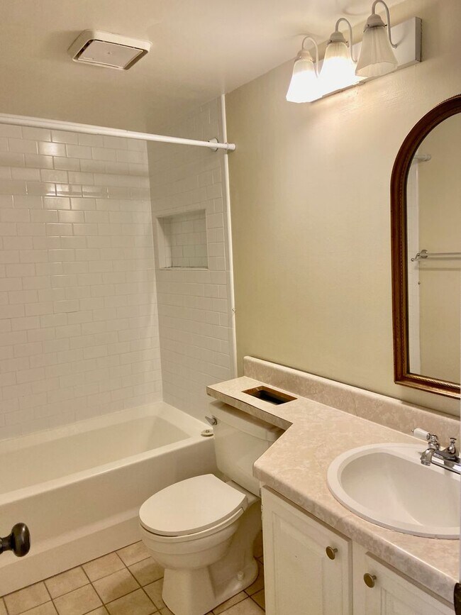 Building Photo - 2BD/1BA Condo in the Heart of Virginia Beach! Water Included!