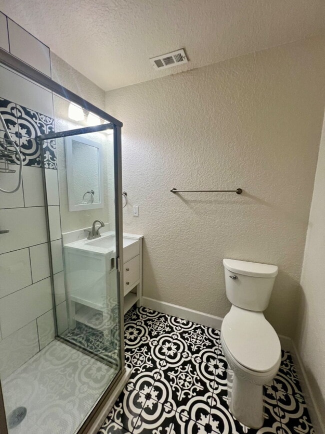 Building Photo - Updated One Bedroom Ready!