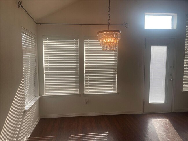 Building Photo - 1825 Kingsbrook Trail