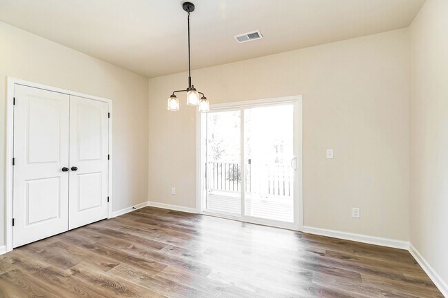 Building Photo - Beautiful 4BR 3.5BA Townhome w/ Full Appliance Kitchen Garage Parking in University