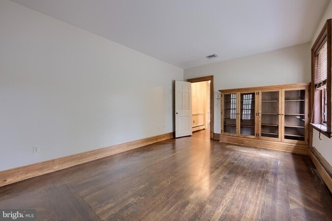 Building Photo - 226 E Caracas Ave