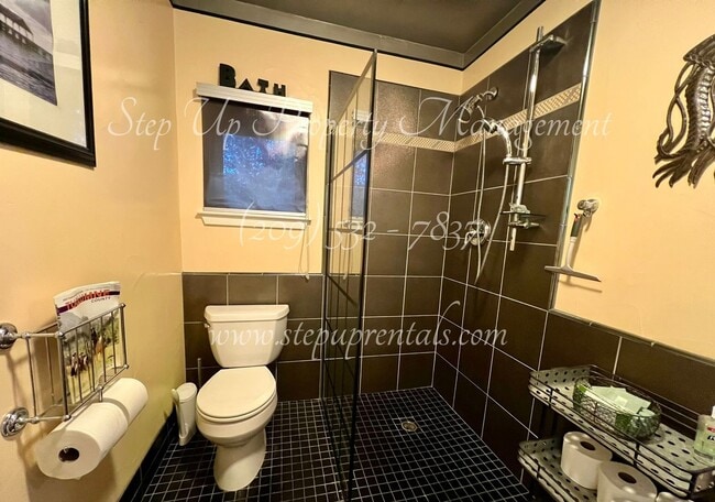 Building Photo - Fully Furnished 1 Bedroom Apartment w/ All Utilities Included!