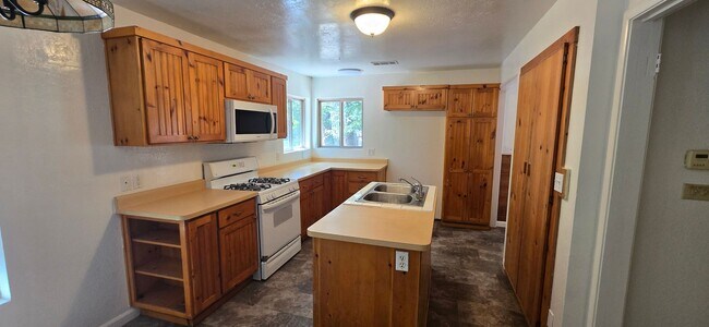 Building Photo - 3 bed 2 bath home surrounded by nature