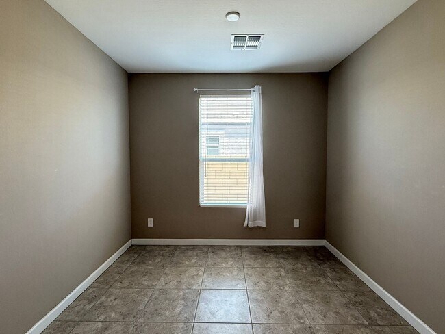 Building Photo - Beautiful Newer 4 Bedroom 3 Bathroom Anthem at Merrill Ranch Home!