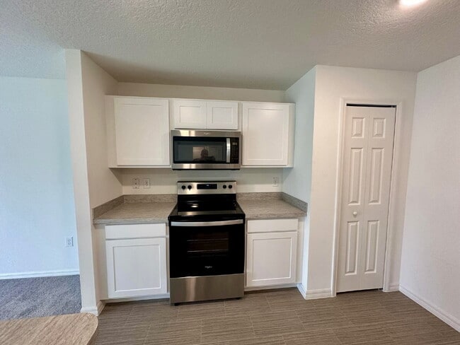 Building Photo - Large Family Home