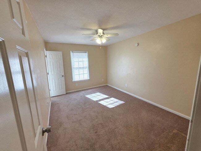 Building Photo - 3 BR 1.5 Bath Townhome located off Cedar road