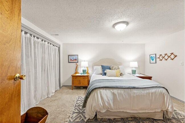 Building Photo - Spacious 4 Bed Lakewood Home w/ 2 Kitchens...