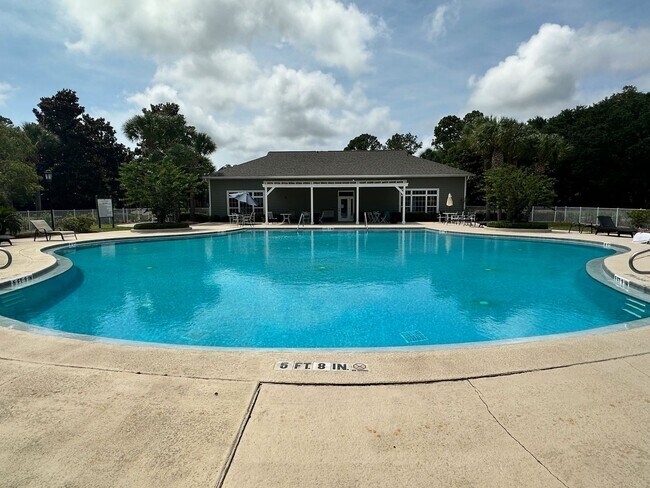 Building Photo - 2 Bed/2 Bath, Gated Community, Close to Sh...