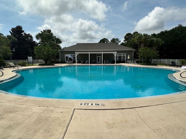 Building Photo - Gated community!  Amenities Galore! Close ...