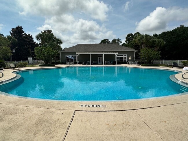 Building Photo - Gated Community! Close to the Beach and sh...