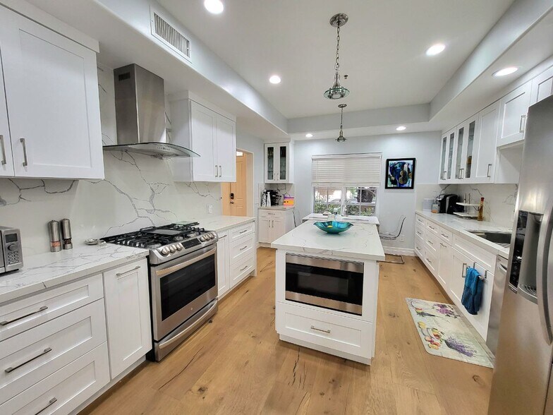 Building Photo - 851 N San Vicente Blvd