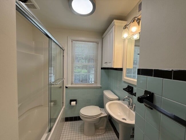 Building Photo - Charming One Floor Living Downtown!
