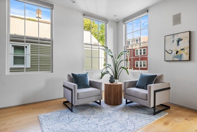 Building Photo - 618 E 2nd St