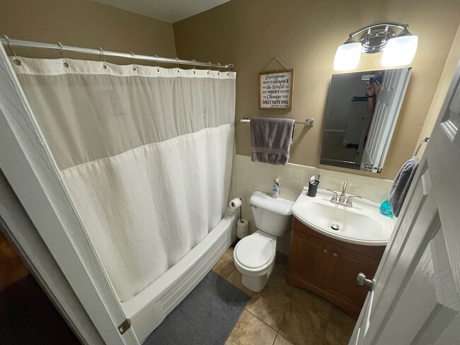 Building Photo - 784 Rojean Dr