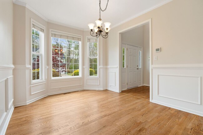 Building Photo - Spacious 5-Bedroom Home with Screened Porch and Office