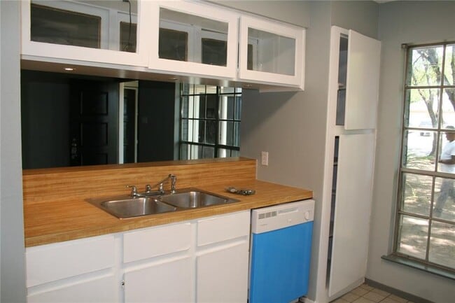 Building Photo - 103 Cloudview Dr