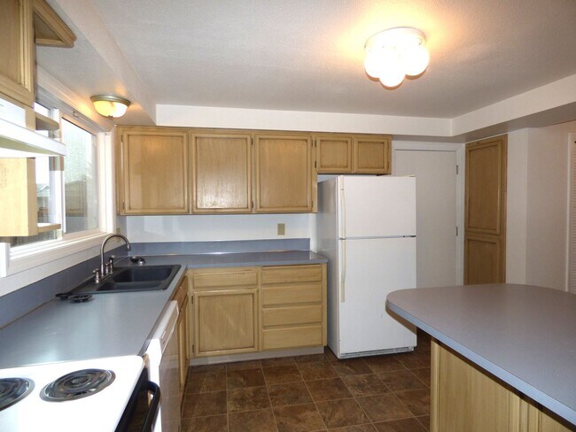 Building Photo - 986 Eastwind Ct N