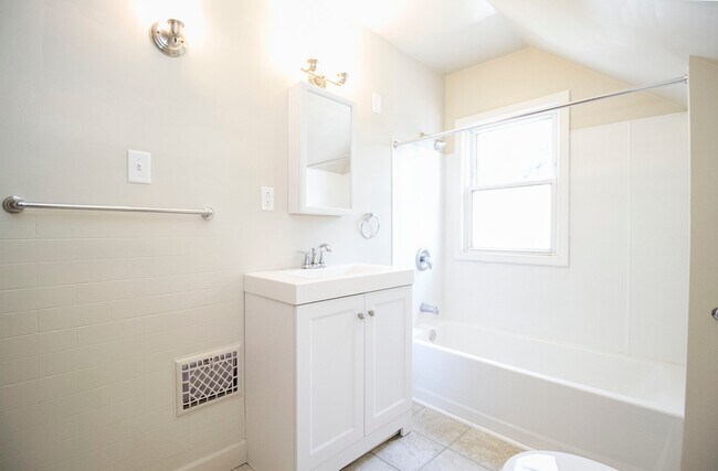 Building Photo - 513 Hampton Ave