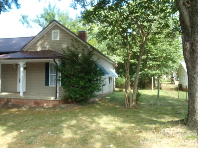 Building Photo - 729 Spruce St