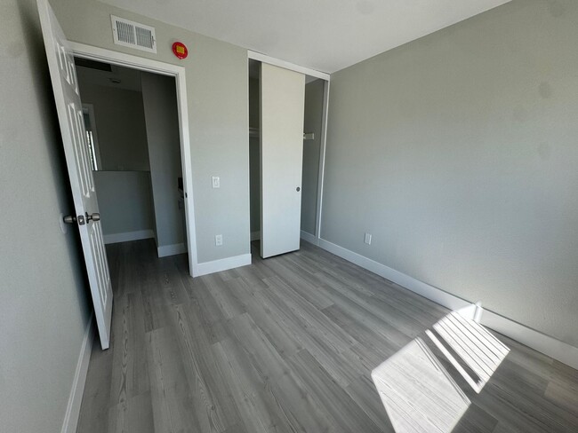 Building Photo - Fully renovated Condo