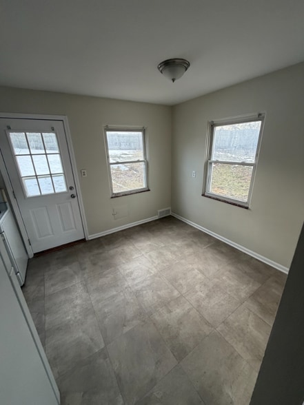 Building Photo - 400 Parkview Dr