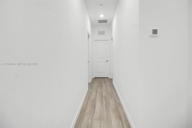 Building Photo - 879 SE 26th Ter