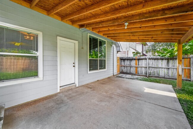 Building Photo - 8253 Fuqua Gardens Dr
