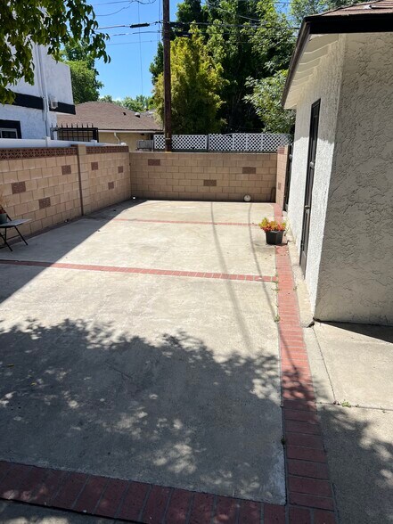 Building Photo - 12660 Oxnard St