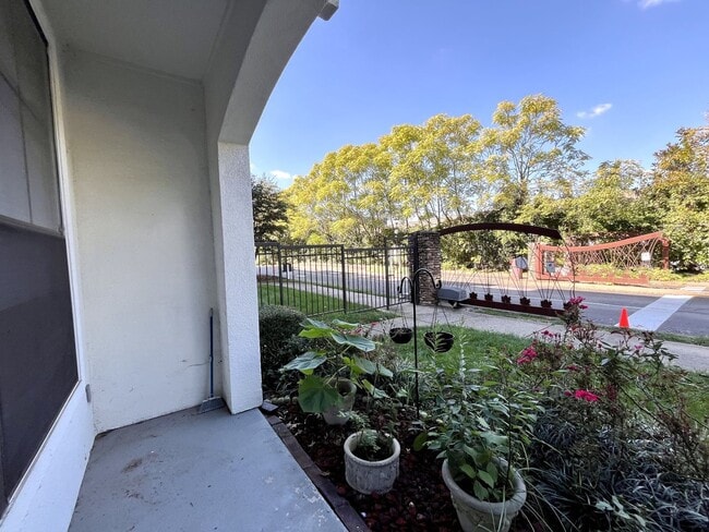 Building Photo - BEAUTIFUL CONDO WITH AMENITIES NEAR VANDER...