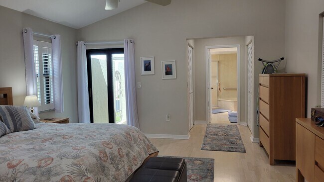 Building Photo - Seasonal/short term renovated 3/3 villa with golf course views on Longboat Key!