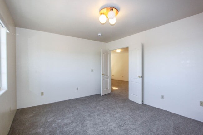 Building Photo - 3249 N Hedgewood Dr