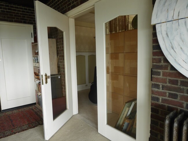 Building Photo - 211 W Highland Dr