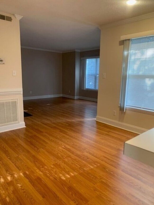 Building Photo - 2 bedroom 2 bath unit- Close to tanglewood!