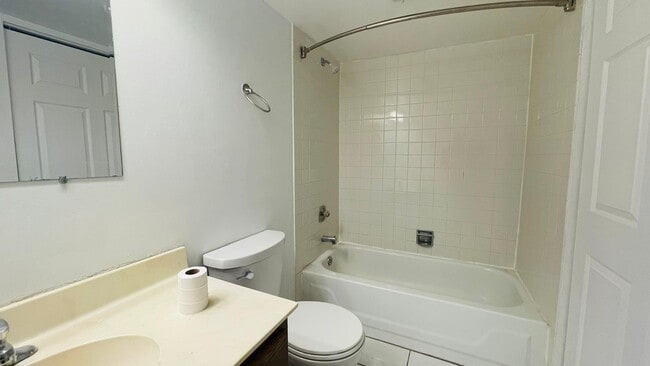 Building Photo - 6015 Lakeside Pl